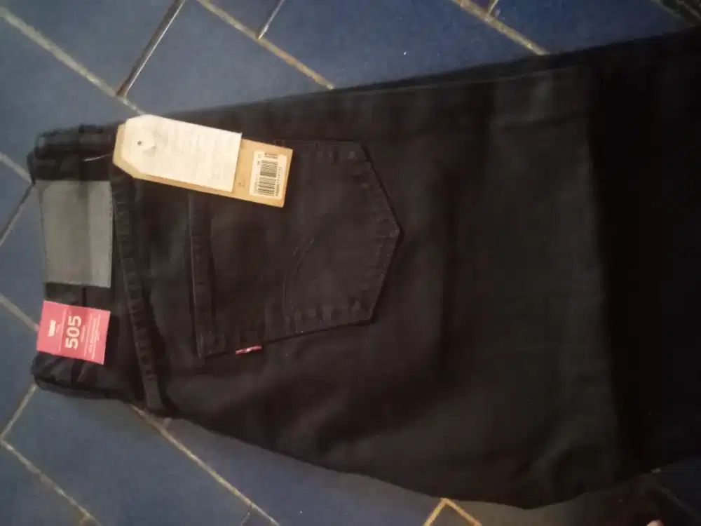 Celana Levis hitam 505