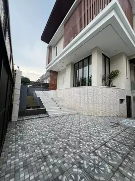 DIJUAL / DISEWAKAN RUMAH MEWAH CITRALAND ADA LIFT DAN ROOFTOP