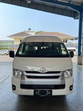 HIACE COMMUTER 3.0 MT Dp 75JTAN