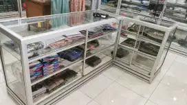 Etalase pojok gandeng