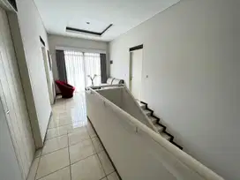 Rumah di Kota Baru Parahyangan, Nyaman 2 Lantai Tatar Candraresmi
