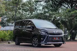 TOYOTA VOXY 2.0 AT 2018
