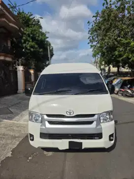 Toyota Hiace Commuter 2022