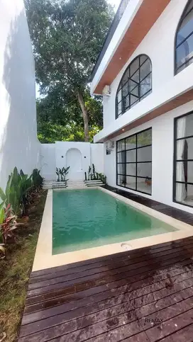 Villa 2 Lantai dengan Tipe Mediterania Disewakan, di Uluwatu