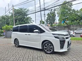 Low KM Rendah Toyota Voxy 2.0 AT 2018 SYN