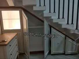 Lemari bawah tangga, custom dengan kesan mewah