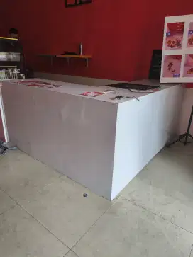 Meja L dengan laci