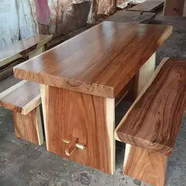 Set Meja Makan Trembesi Kotak dengan 2 Bangku