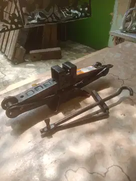 Dongkrak Mobil Manual Scissor Jack