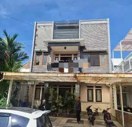 DILELANG Rumah 2 lantai SHM bagus di Komplek Duta Regency