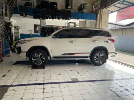dijual fortuner 2017 vrz trd solar jarang pakai km sedikit