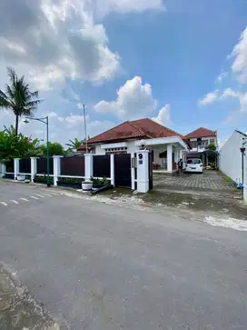 RUMAH ASRI DENGAN TANAH LUAS DAN PRIVATE POOL DI JALAN DAMAI DEKAT UGM