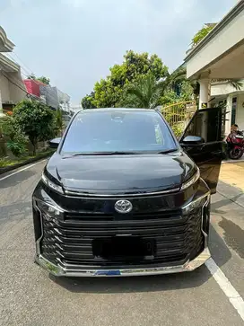 Like new, Owner lgs Premium Toyota Voxy  2022 Face lift