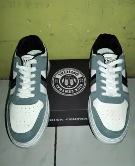 Jual sepatu sneakers, size 43, kondisi masih baru