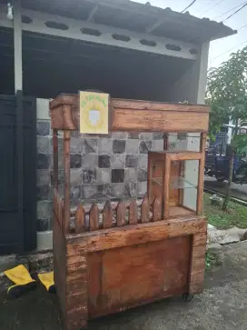 Gerobak kayu boot  es teh, pecel ayam, gorengan dan lainnya