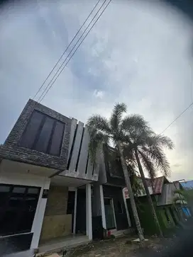 RUMAH DIJUAL 2 LANTAI SHM LOKASI STRATEGIS di SUWANDI BISA NEGO