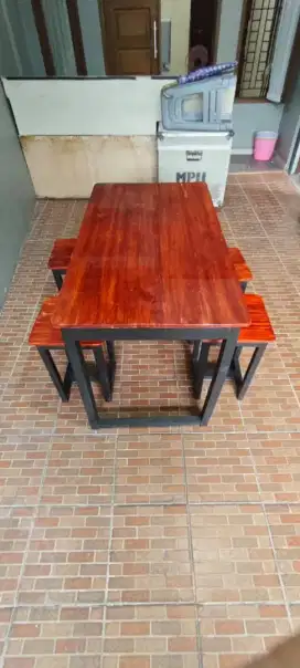 Meja kayu berisi 4 kursi