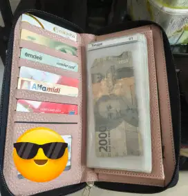 Dompet keuangan tebal dan besar