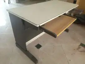 Meja komputer segiempat