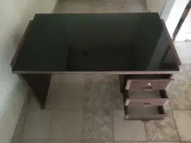 Meja tulis alas kaca