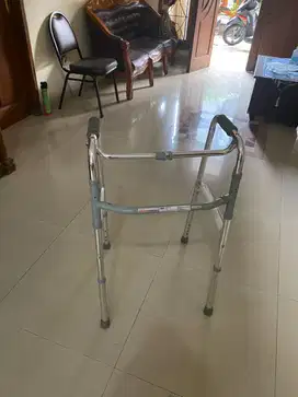 ALAT BANTU JALAN WALKER