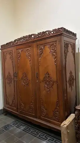 Lemari ukir jati