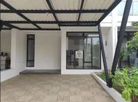 Rumah cantik 2 lantai di Metland masih baru  dijual