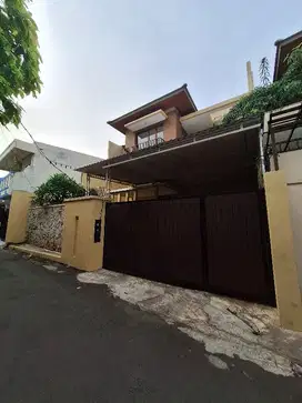 TURUN HARGA PRIVATE POOL TAMAN LUAS DAN RUMAH BAGUS DI KEMANG