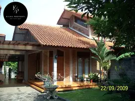 Dijual Rumah Model Villa Semi Furnish di Bambu Apus, Cipayung, Jakarta
