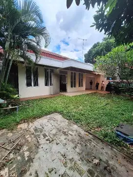 RUMAH 1 LANTAI DI JALAN ERLANGGA DEKAT SCBD DAN SENOPATI