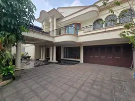 Di sewakan dn di jual rumah bagus siap huni 2 lantai di pondok indah