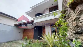 Investasi Menarik! Rumah Besar Dekat Sekolah & Kampus Favorit