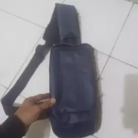 Sling bag waterproof Anti air, kondisi 99% mulus no minus.