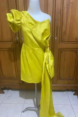 dress lengan asimetris