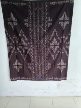 Sarung tenun batik merk Gajah duduk