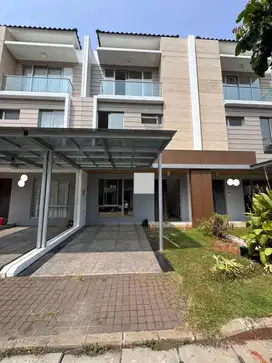 Di sewakan rumah golf island pik 3+1 kamar tidur 3 lantai 6x12.5