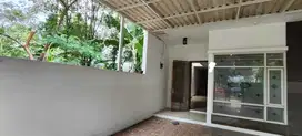 Dijual Rumah 3 lantai hadap taman Meruya Utara, Jakarta Barat