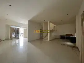 Dijual Villa Komplek Cemara Kuta Jalan Seminyak (Belakang ada kanal)