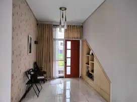 Rumah di Kota Baru Parahyangan Bandung, Mewah Semifurnish Hadap Timur