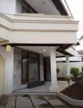 Rumah Townhouse 2 Lantai di Lingkup Hijau Cipete Dijual
