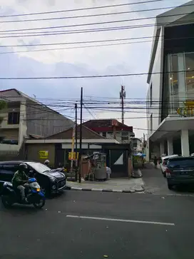 Bangunan komersial restoran toko di pusat Semarang, dekat Simpang Lima