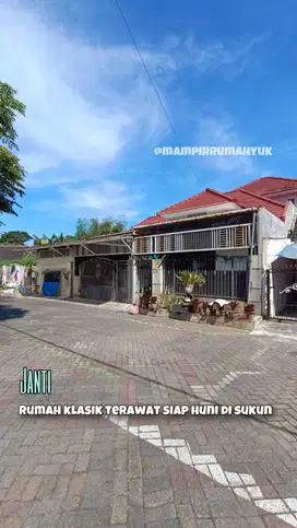 Rumah klasik semi furnished di Janti Sukun