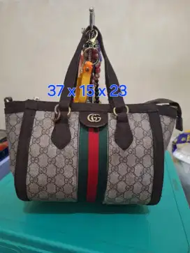 Tas branded 
Gucong uk 37 x 15 x 23 
Limited edition 
Barang tera