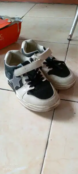 2 sepatu anak laki-laki
