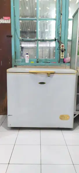 Freezer box bekas pemakaian pribadi terawat