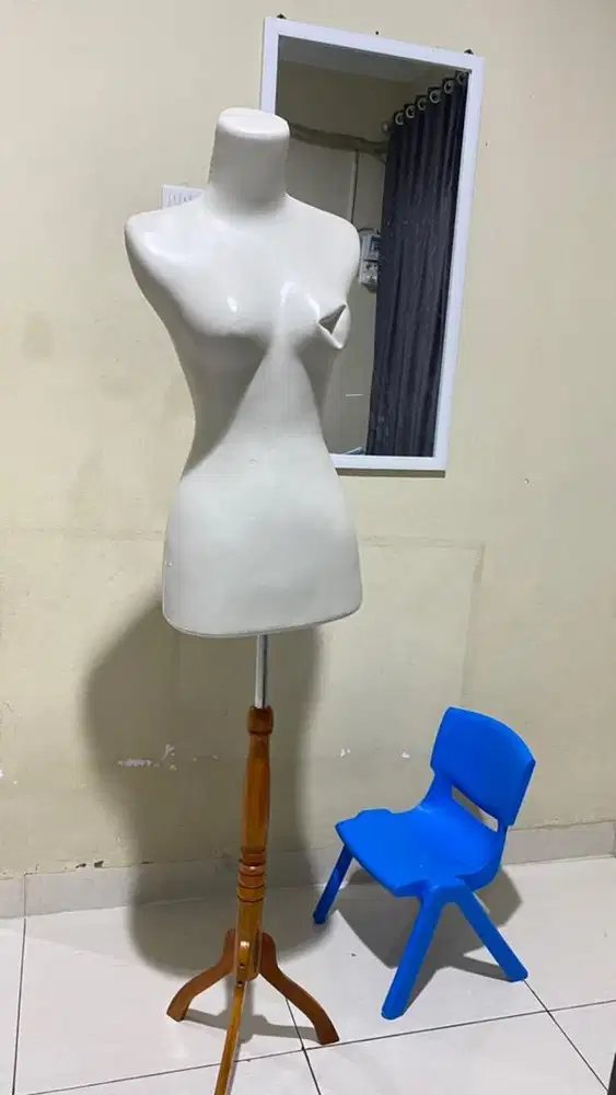 Patung manekin pajangan