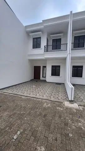 RUMAH DENGAN BANGUNAN DAN TANAH SANGAT LUAS LOKASI DI PINGGIR JALAN