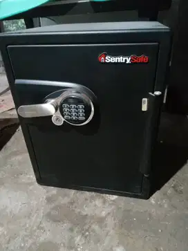 brangkas murah SentrySAfe bekas , terkunci (no kunci)