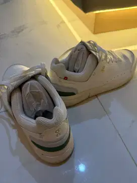 Sneakers sepatu on pria the roger centre court
