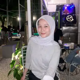 Mencari lowongan pekerjaan host live atau admin